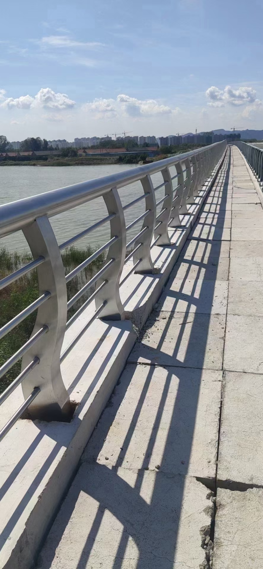 专业生产不锈钢护栏厂家 桥梁防撞护栏 立柱焊接质量