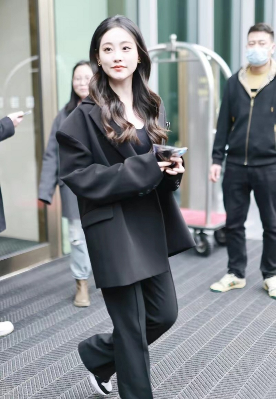 今年很流行男友风的大廓形西装,瞧瞧祝绪丹穿的就很时髦!