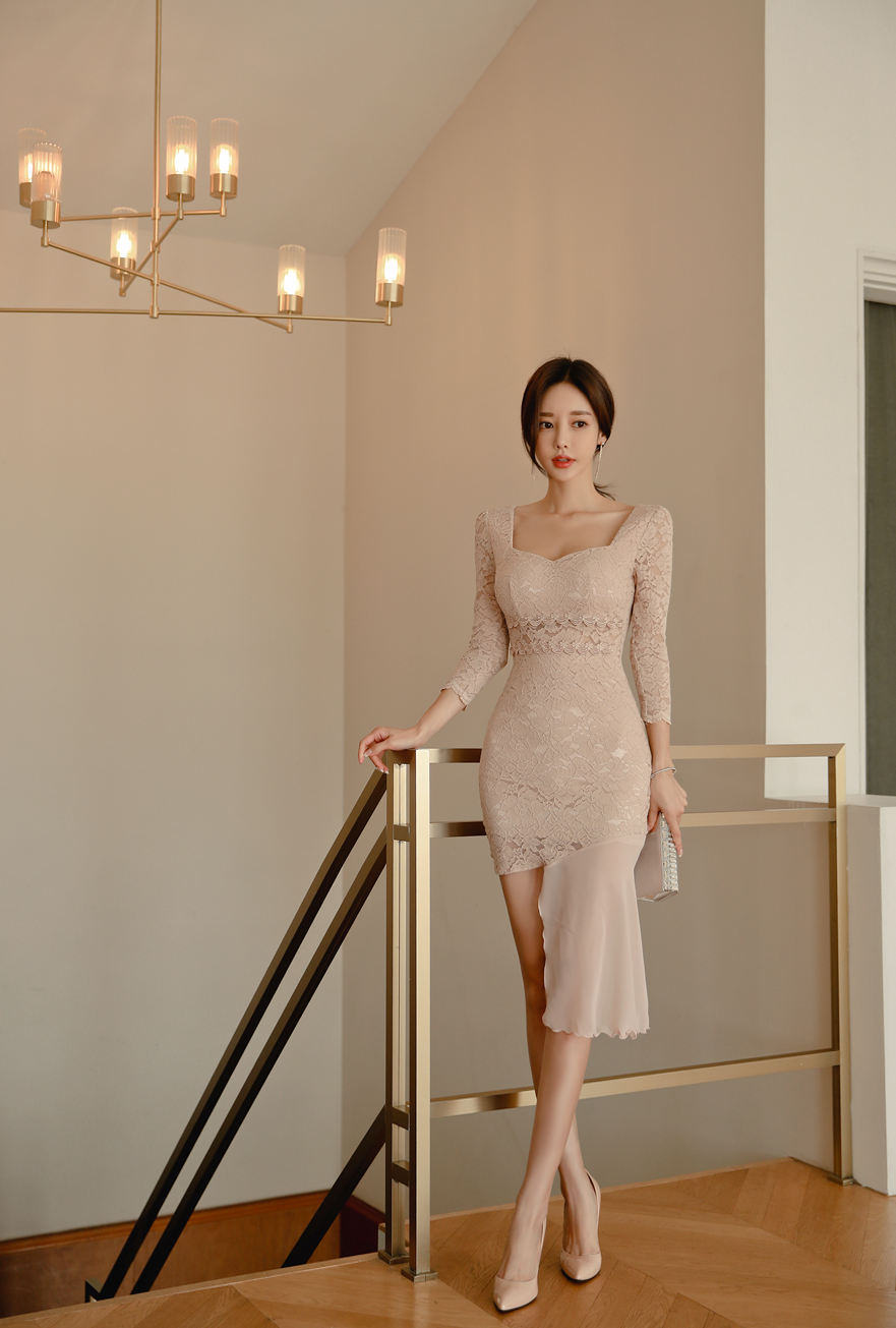 孙允珠韩国女神,蕾丝雕花低胸不规则裁剪包臀裙穿搭,性感诱人