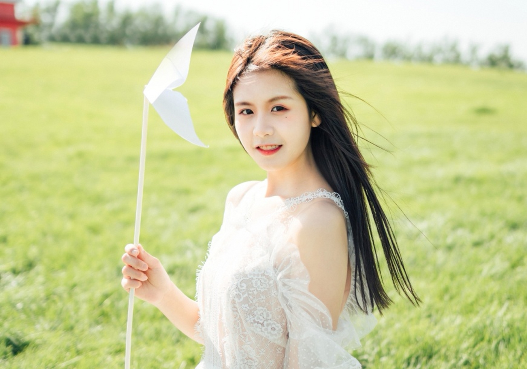 邻居老王的女儿王婷婷生得眉清目秀,清纯美丽,性格内向,话语不多,说话