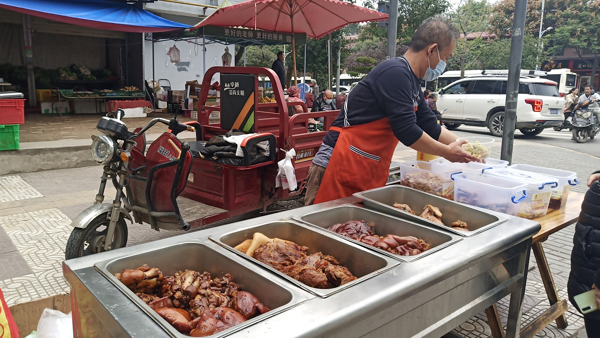 公园北路有一家卤肉摊,每天下午五点出摊,来晚了就买不到了