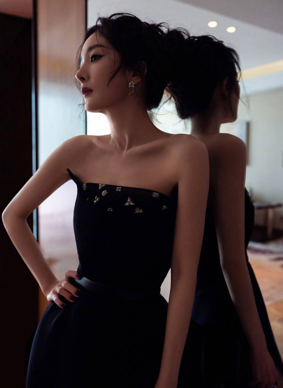 杨幂一袭黑色抹胸高开叉长裙,搭配简约盘发,容貌绝美,优雅妩媚,性感