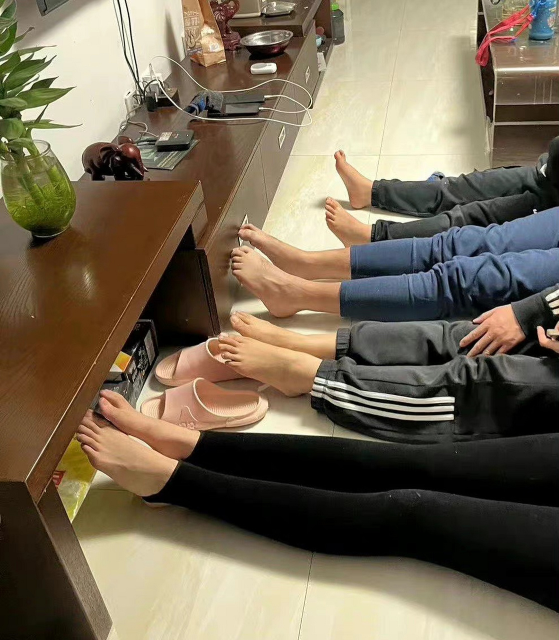 一家四口比腿长,一开始坐着比,都觉得不公平,最后选择了一种没法作弊