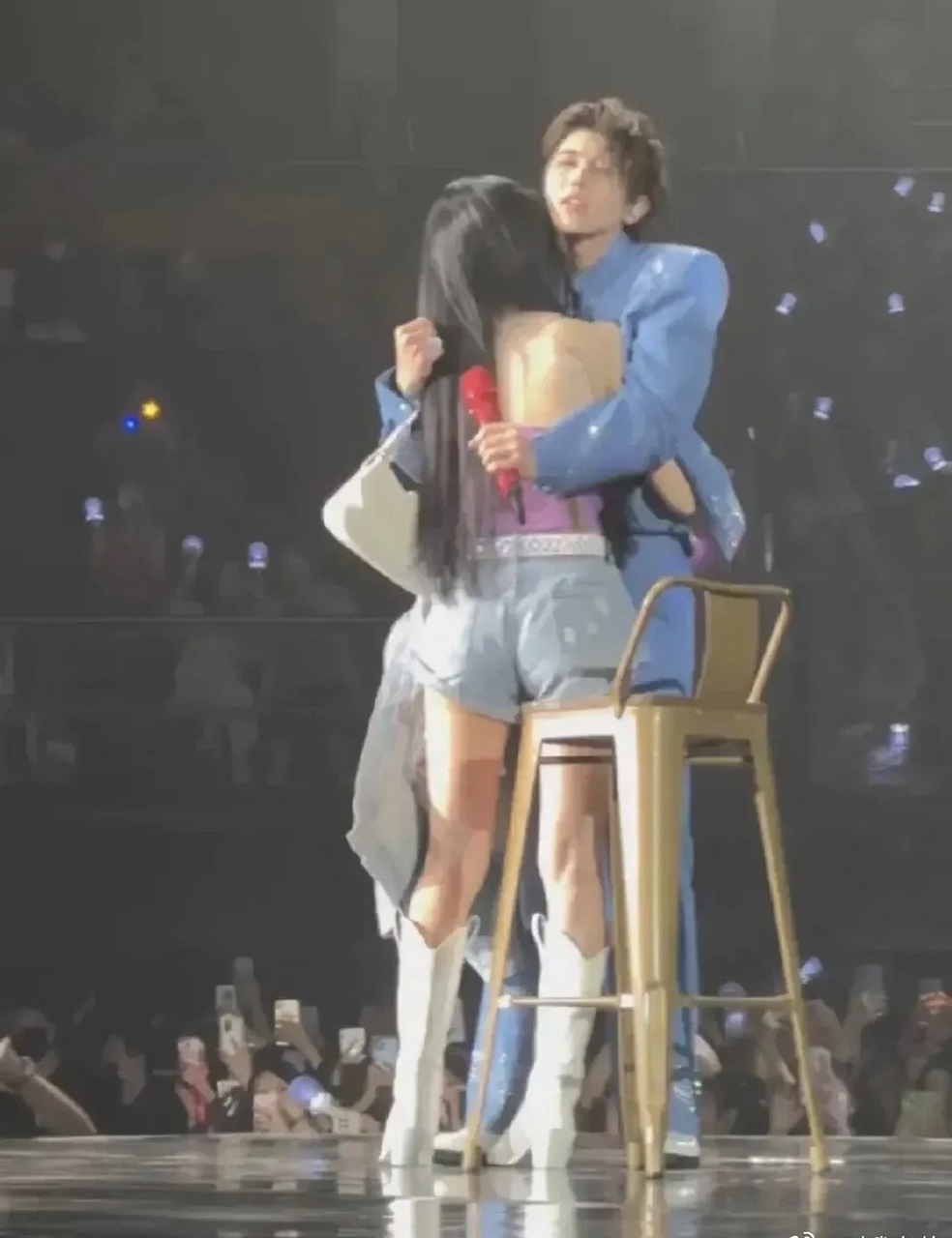 蔡徐坤和粉丝拥抱这个表情看着真的是让人觉得很不适