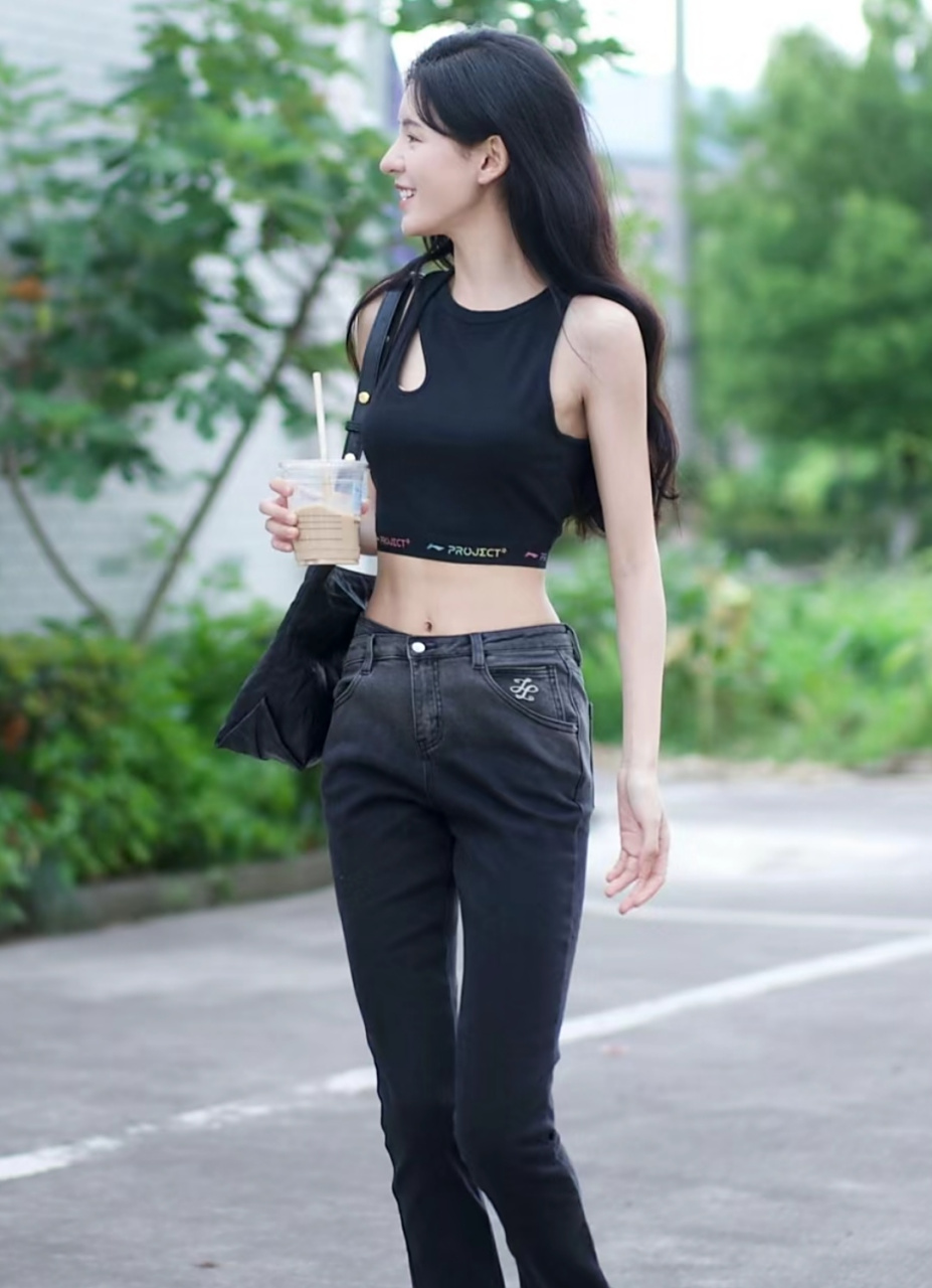 张予曦拿着咖啡户外街拍,她现在的身材已经是属于瘦过头了,生活里看着