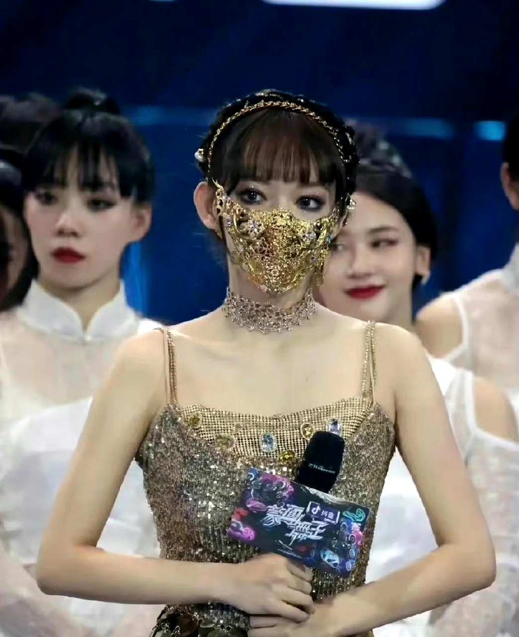 蒙面歌王这集,感觉女嘉宾完全不用戴面罩了,她的眼睛和刘海太有辨识度