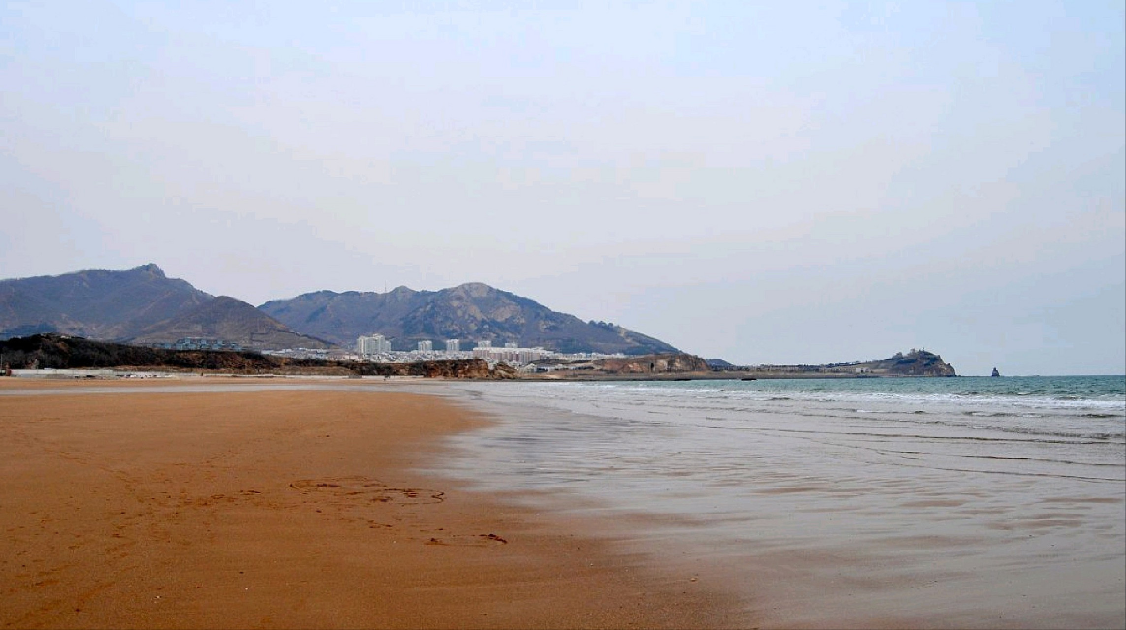 龙游浅滩,遭虾戏;虎落平阳,被犬欺;天鹅飞进乌鸦群,天鹅的白也是一种