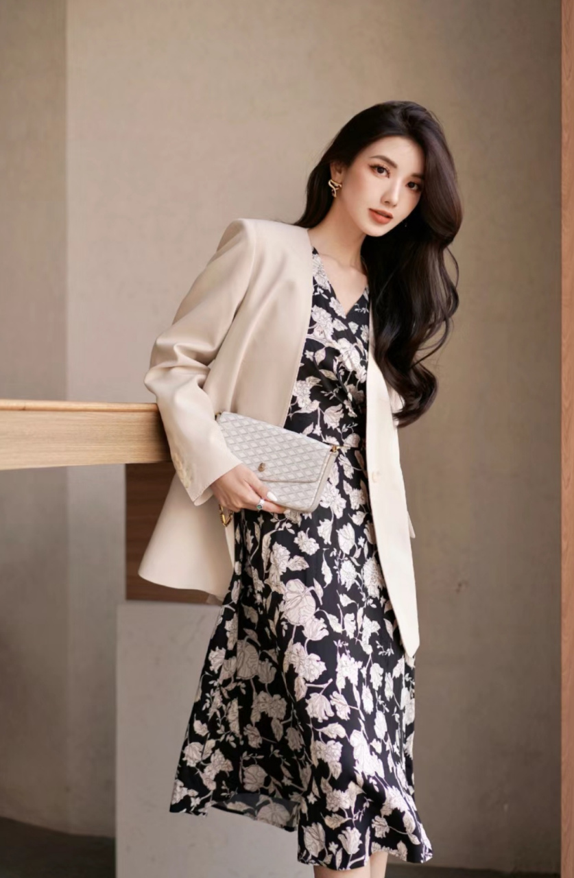 优雅碎花连衣裙搭配白色小西服,干干净净的配色 简约大气,干练又知性