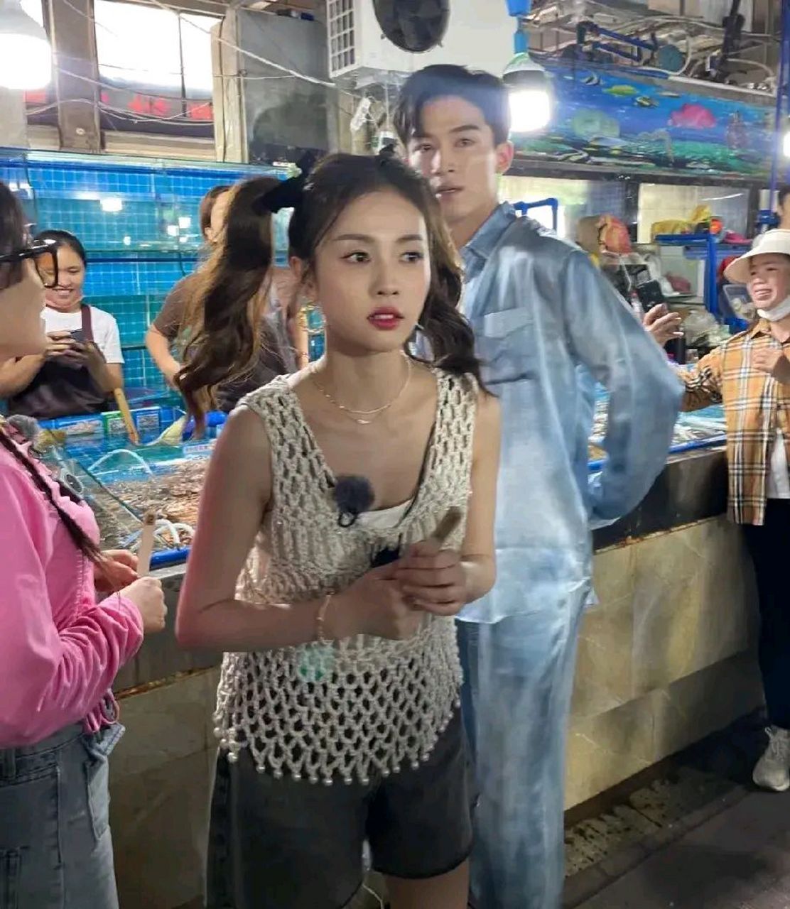 网友在三亚偶遇白鹿,真人很瘦,而且还挺好看的,生图抗打.这么一看.