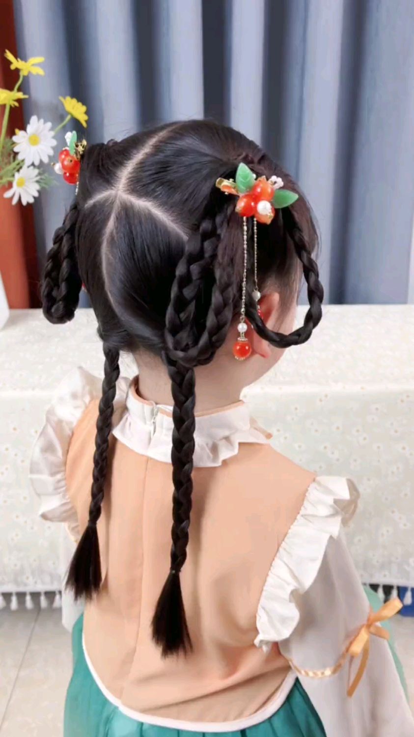 儿童编发春天不冷不热是穿汉服的好季节星期天可以给女儿安排一次古风