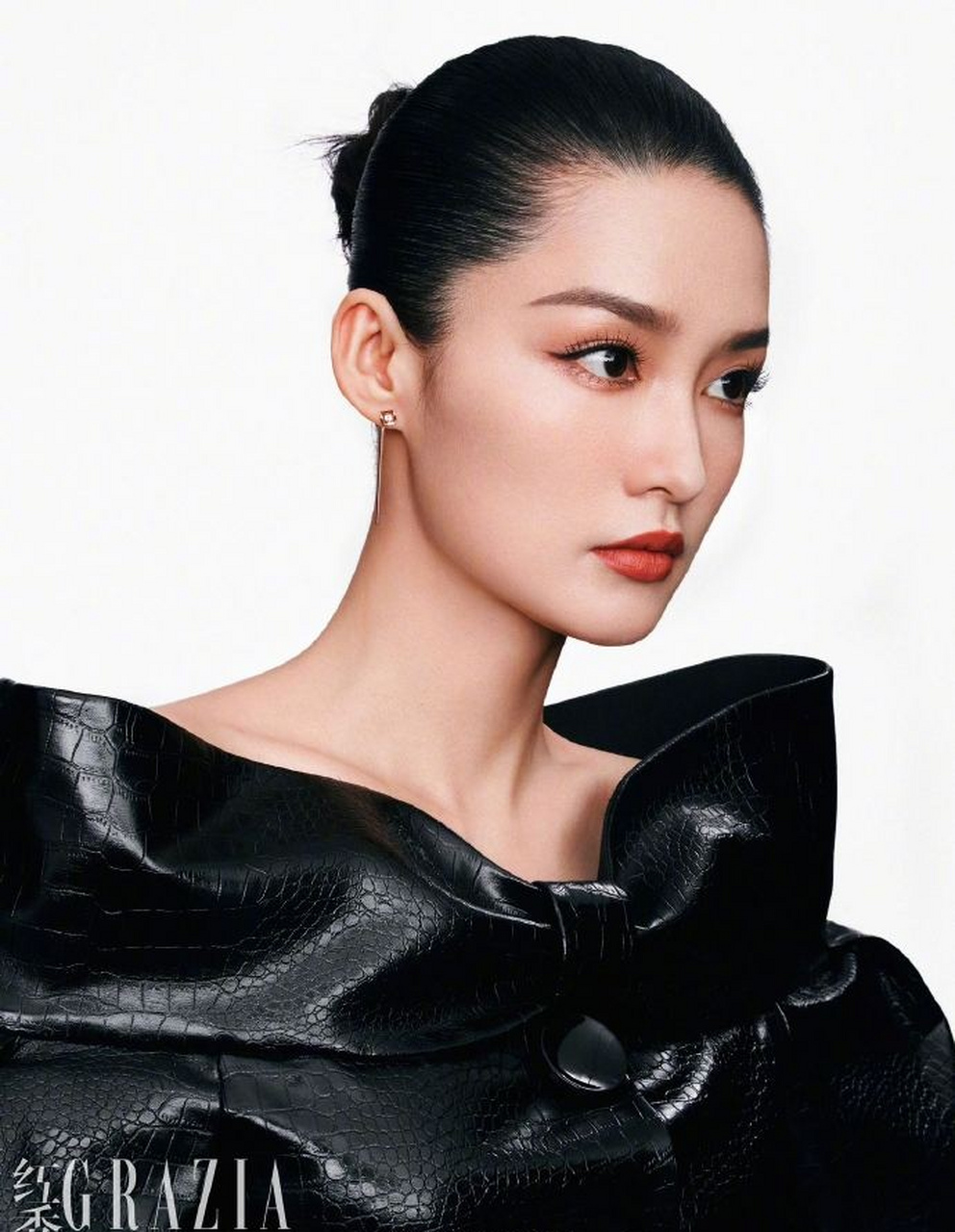 李沁红秀六月刊封面  李沁时尚表现力还不错耶!