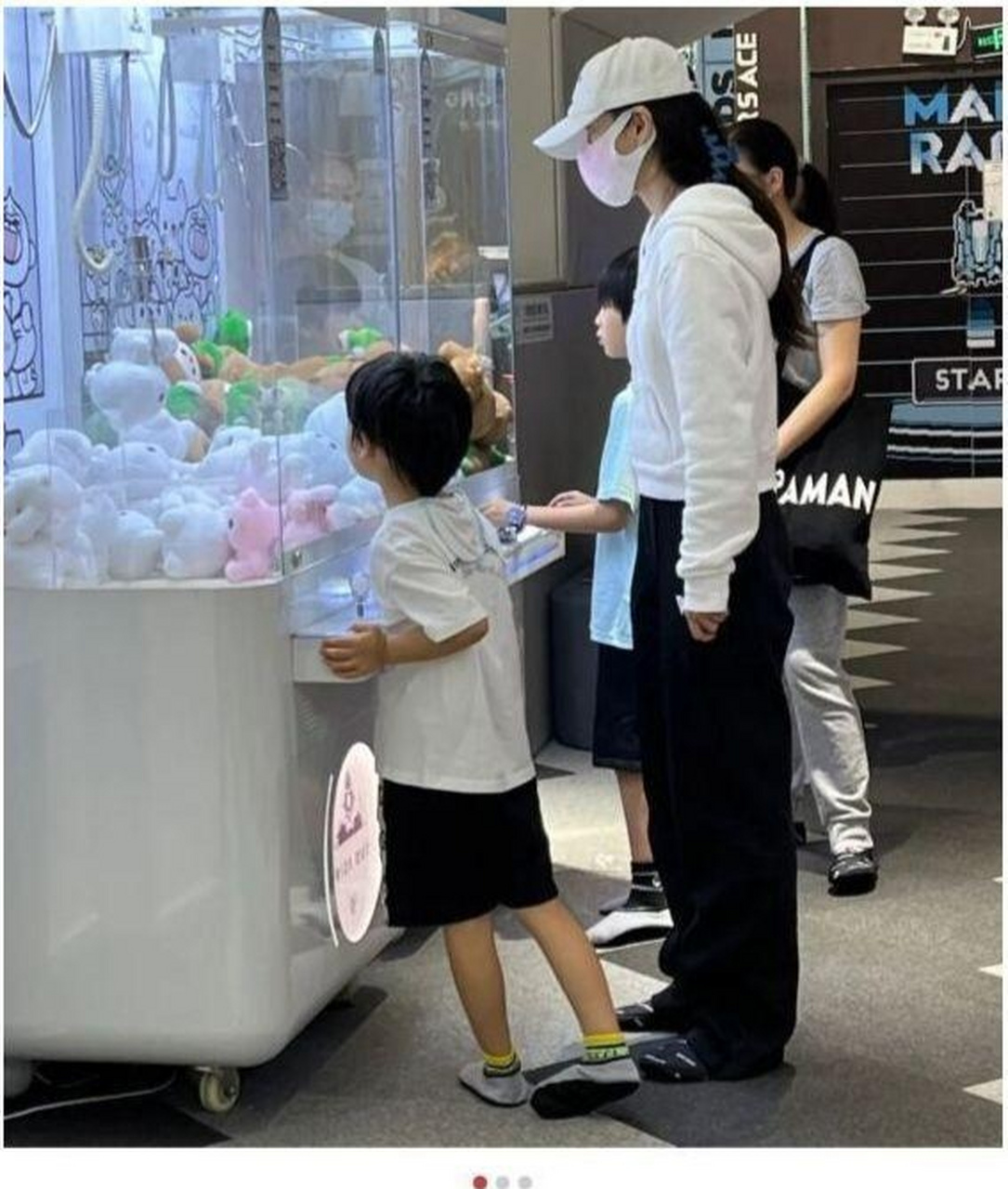 angelababy拍戏获儿子探班,6岁小海绵放声高歌,baby表情好宠溺.