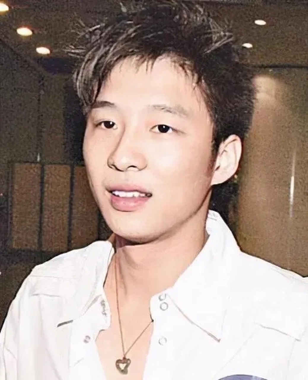 霍启山的最新近照,他已然成了钻石王老五  他和龚海欣律师一起出席