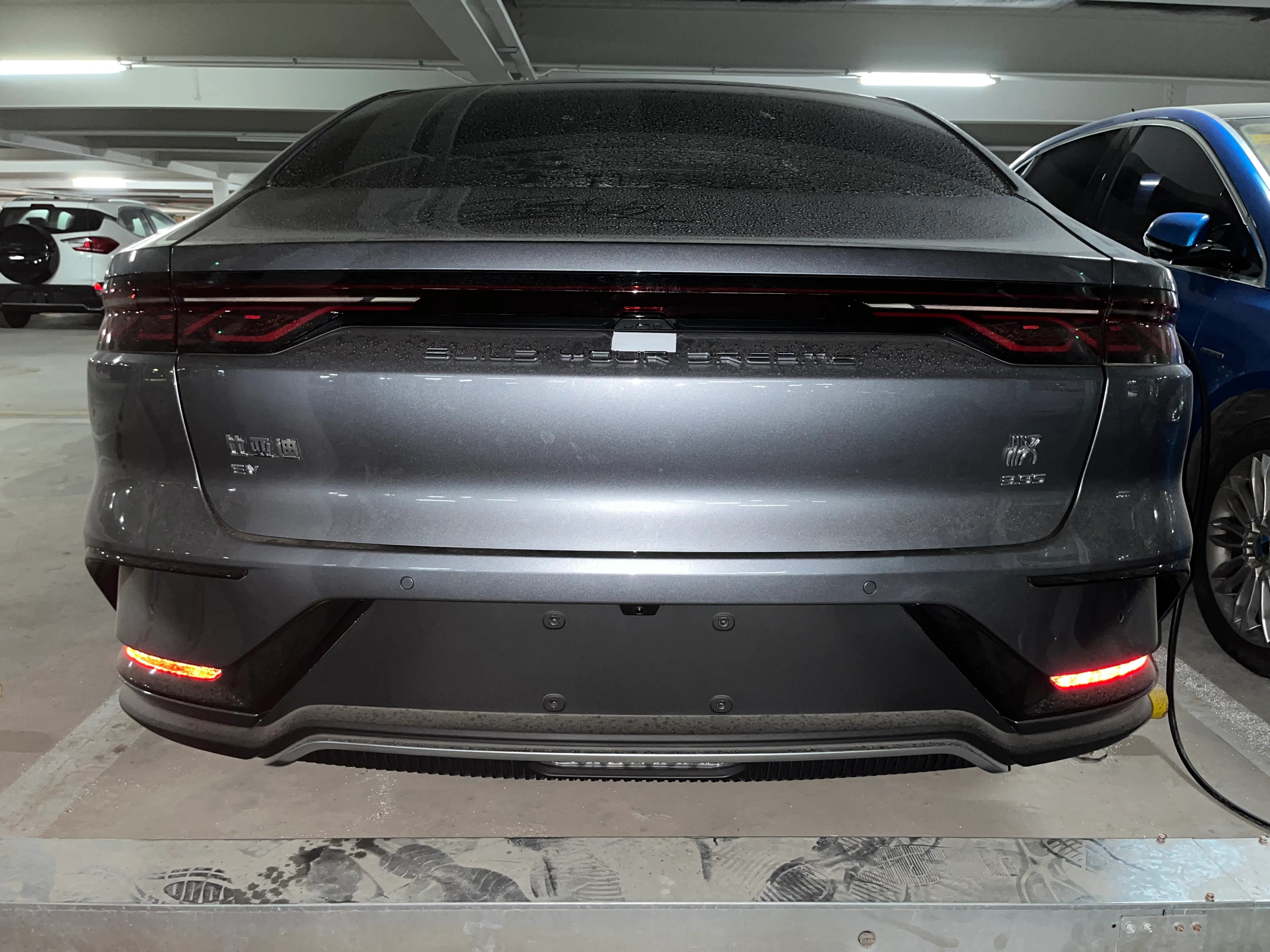 首批比亚迪汉ev实拍,金属灰漆面质 双电机,加速3.9秒,犀利大气