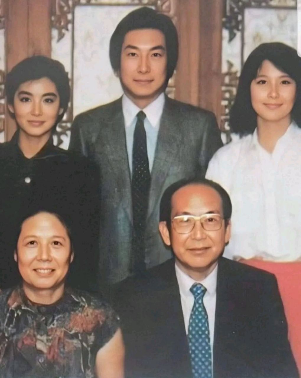 林青霞早年的全家福照片,兄妹三人全是高颜值,个人觉得最漂亮的还是