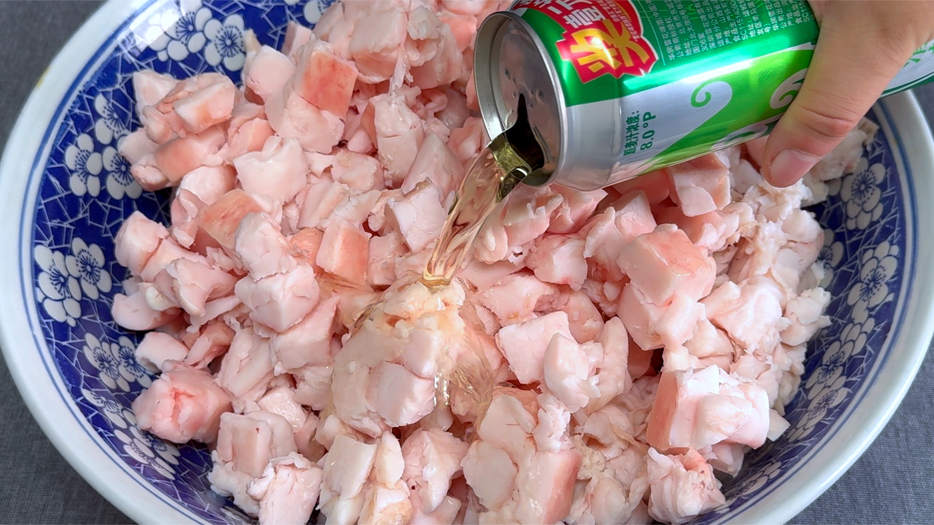 啤酒倒入肥肉中，没想到这么绝配，做一次吃半年，老一辈人超爱吃