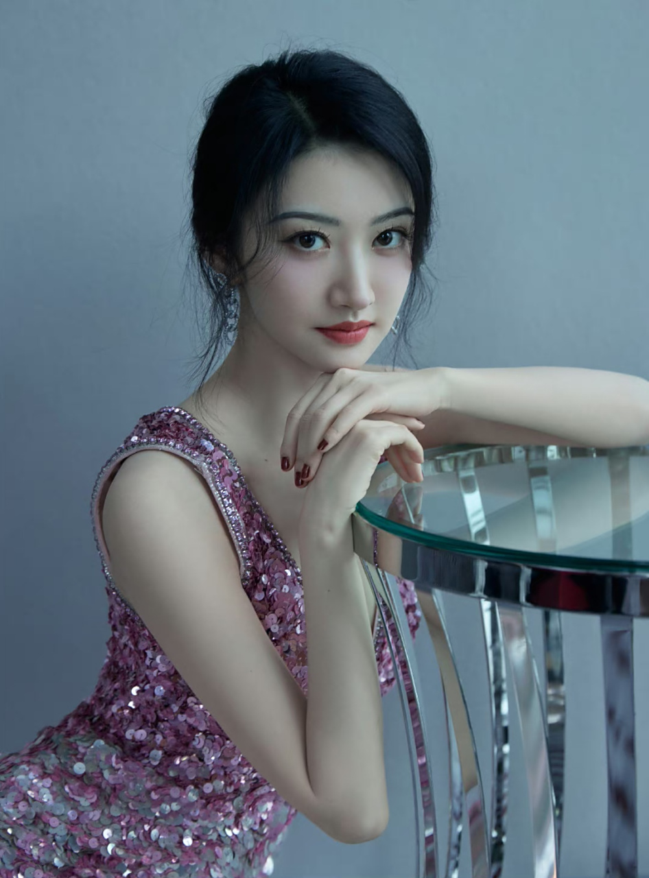 景甜# 身穿粉色亮片吊带裙,肤白貌美的容颜,清纯妩媚,丰满傲人的室档