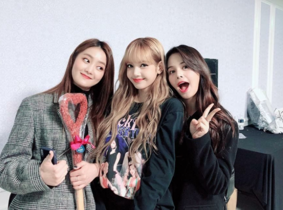 泰国line友情认证!lisa为好姐妹minnie送上咖啡应援车