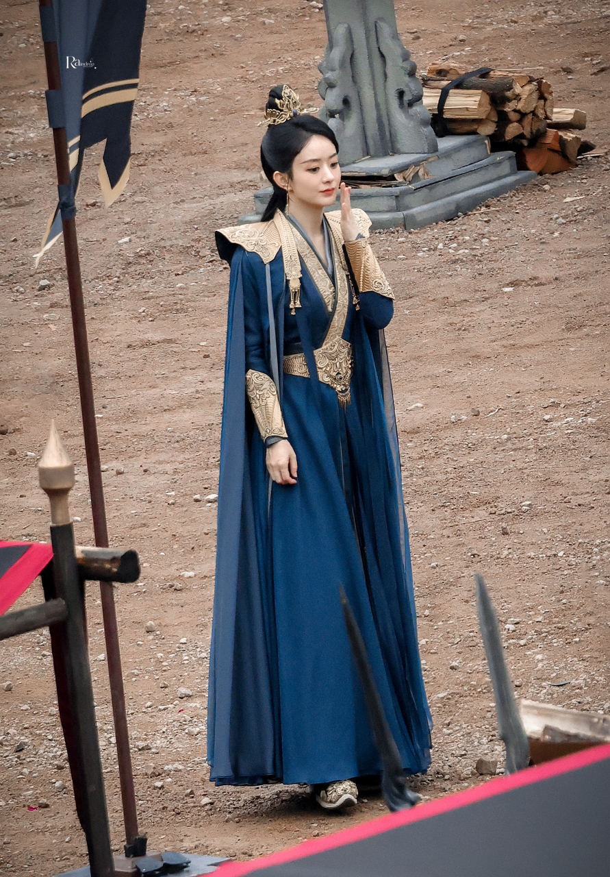 赵丽颖沈璃饭拍路透图,林中悠闲喝酒的王爷! 676767