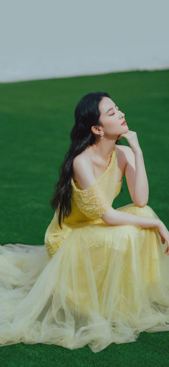 刘亦菲鹅黄色长裙壁纸!#明星#  #唯美# #壁纸