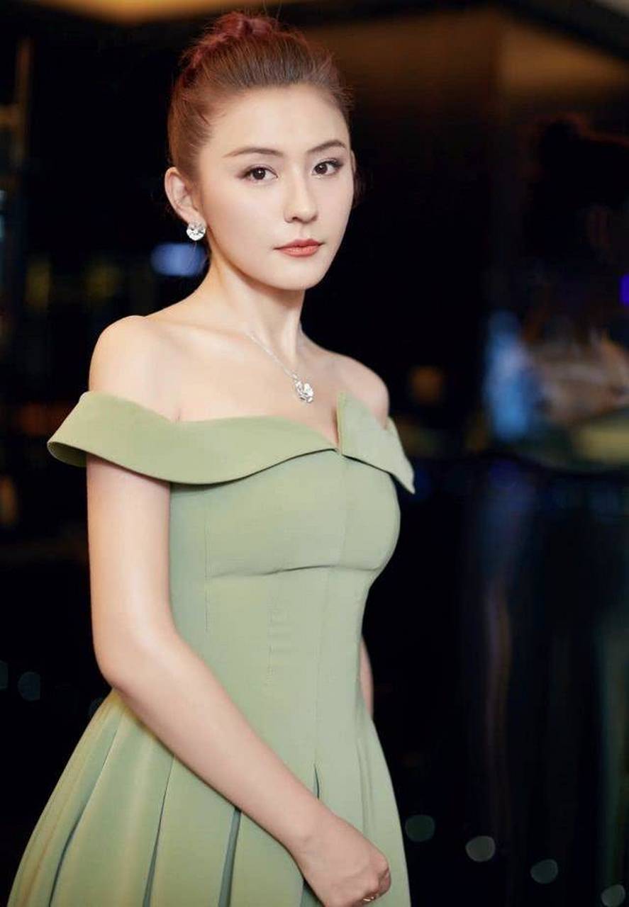 热依扎15岁时踏入了模特界,因高中时在《瑞丽》杂志举办的比赛中赢得"