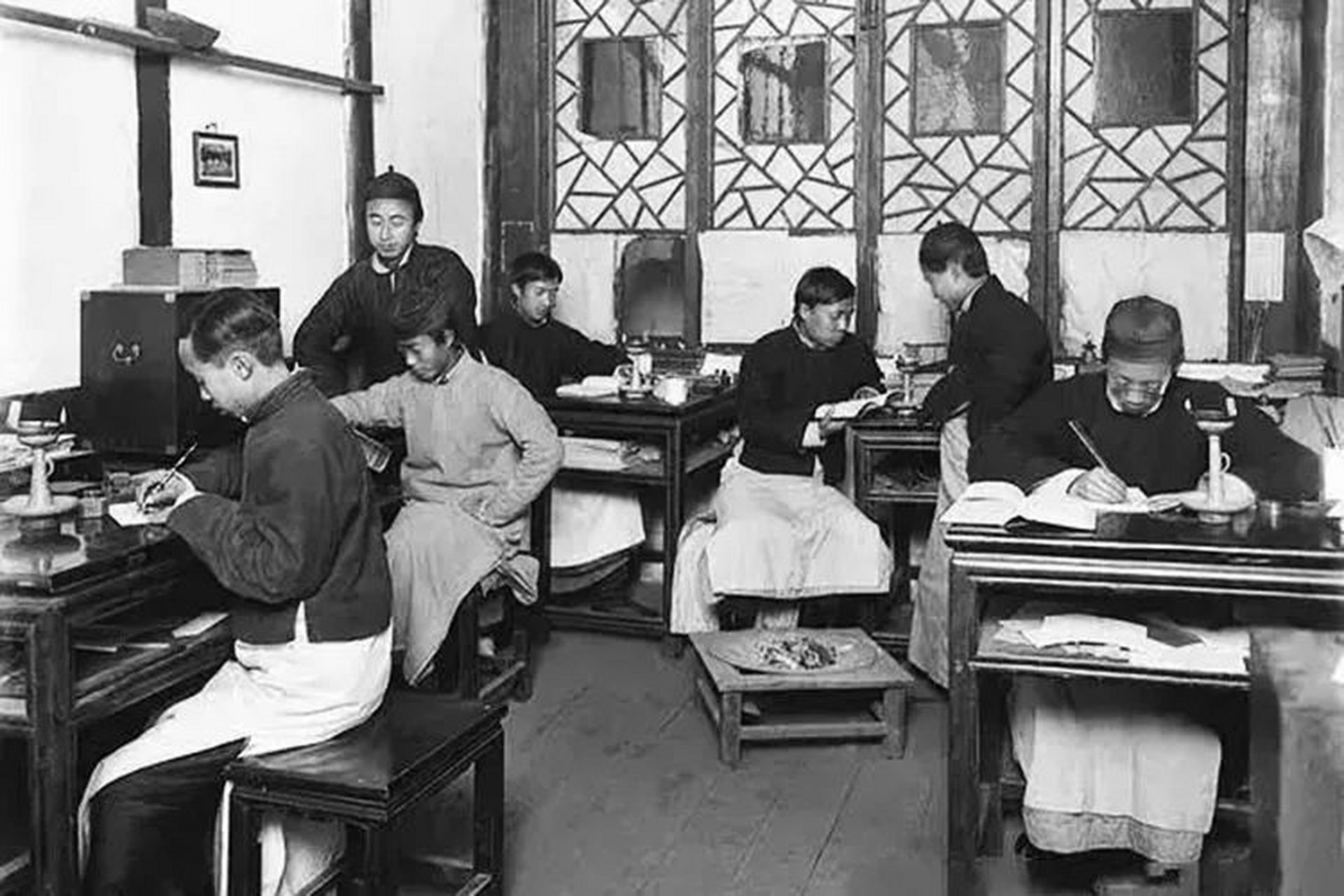 老照片 清末民初,寒冬里围着火炉勤学苦读的学子们