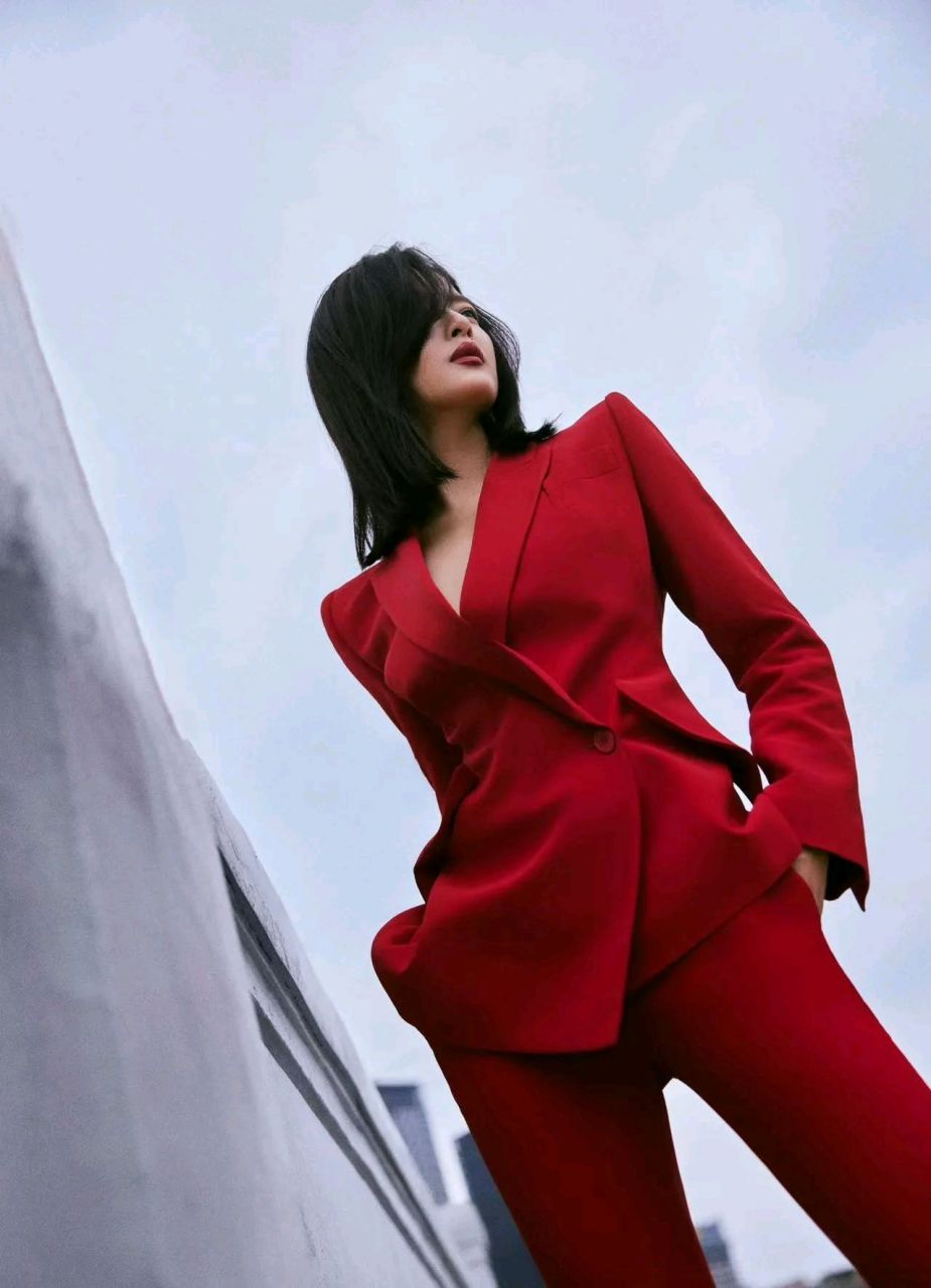 辛芷蕾红色西装造型 优雅又美飒!  #娱乐八卦# #爆款练习生