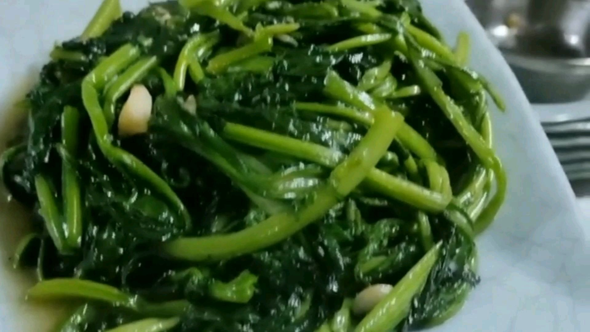 炒菠菜到底要不要焯水呢?厨师长教你技巧,做出来非常有食欲感
