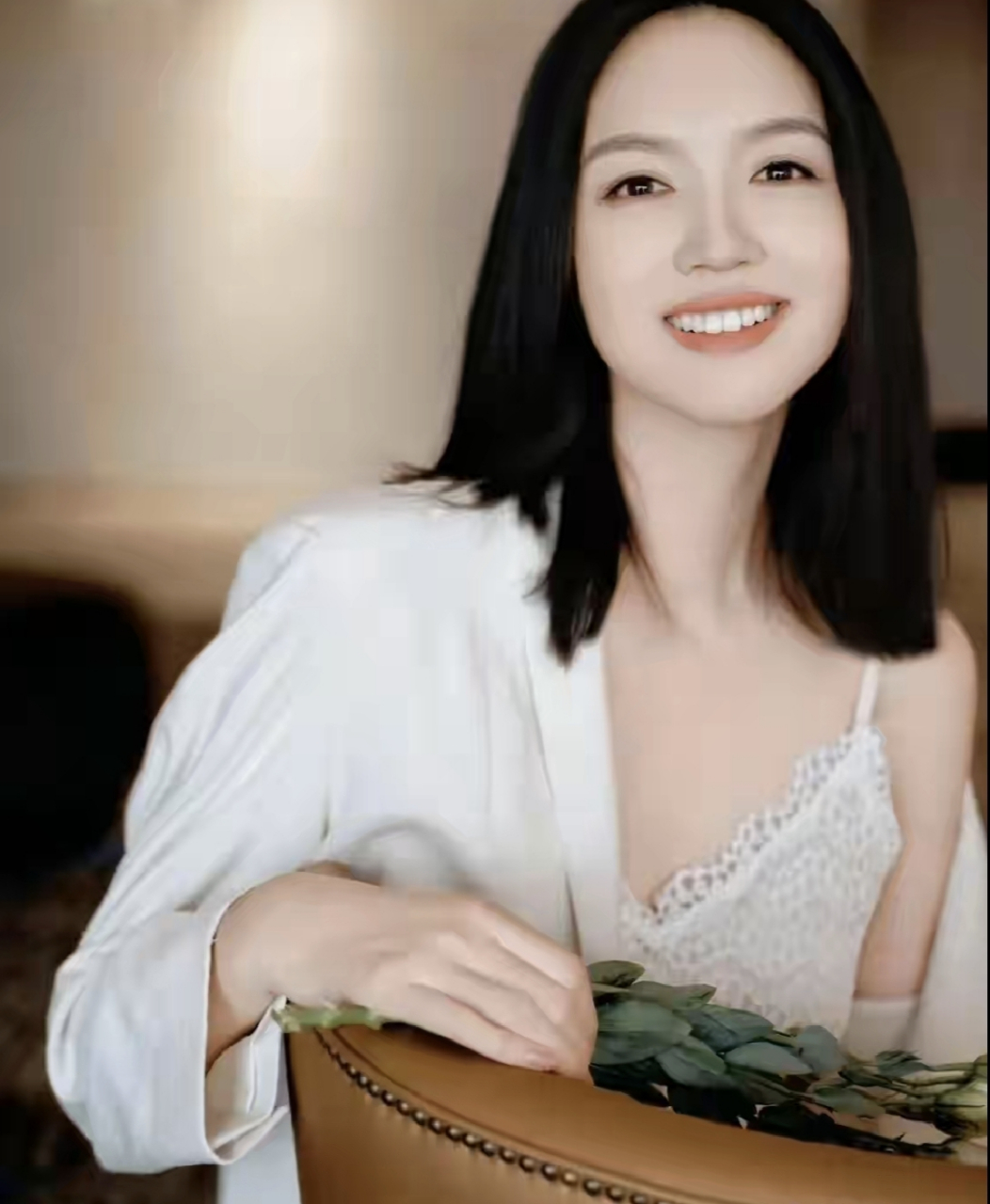 网友:张梓琳蕾丝连衣裙写真,这身材,颜值和气质,真是无敌了