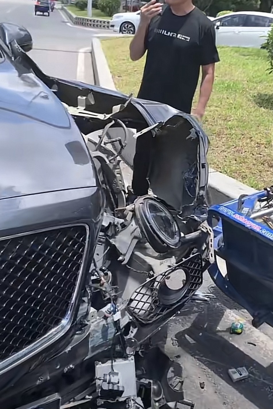 5月10日,东莞长安三轮车与300万宾利对撞