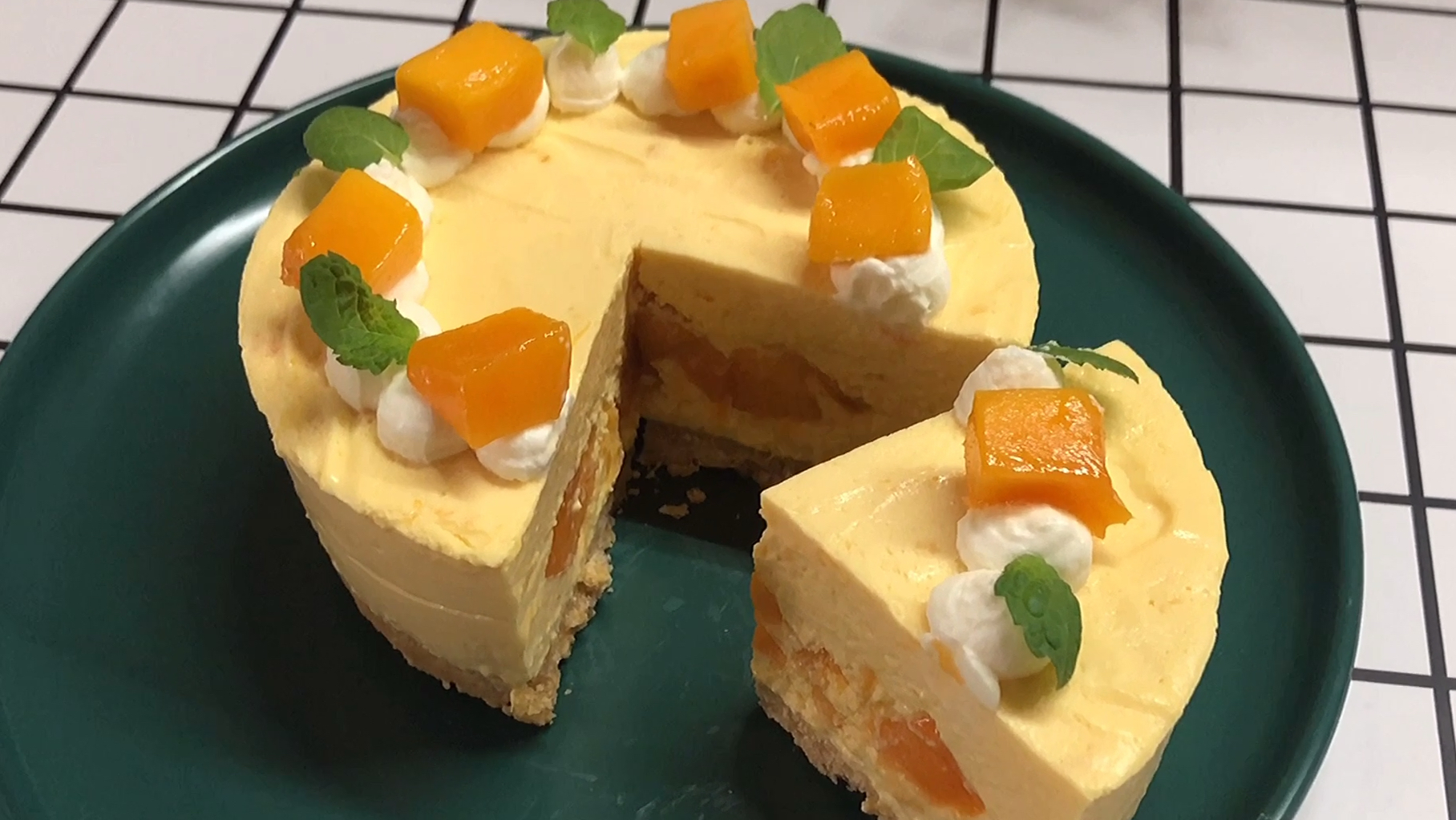 清新的慕斯,既不甜腻又清新爽口,入口丝滑像冰淇淋的口感