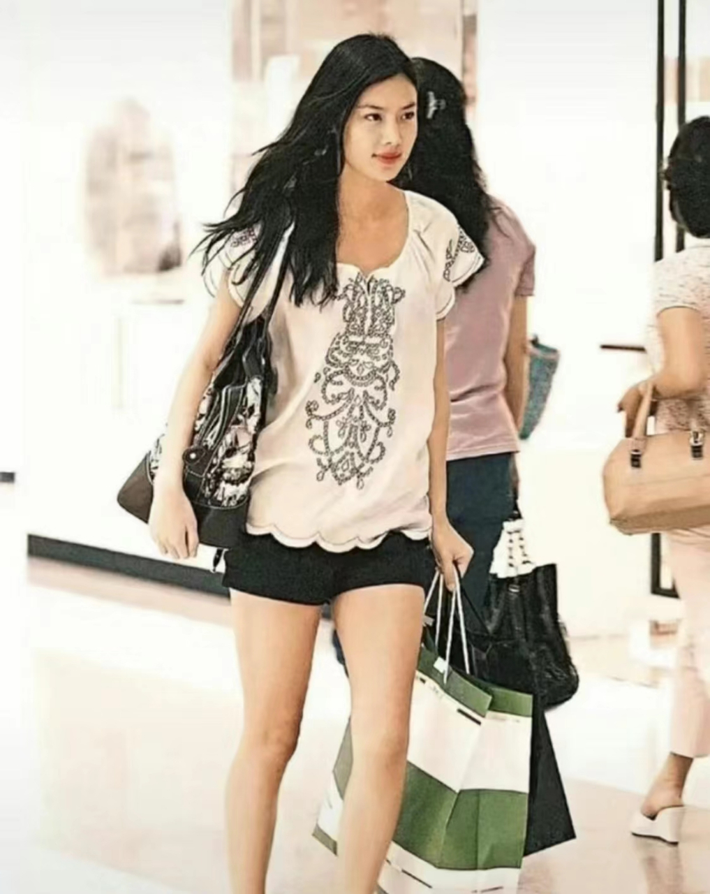 乐基儿年轻的时候真的是妥妥的傻白甜,太漂亮了!