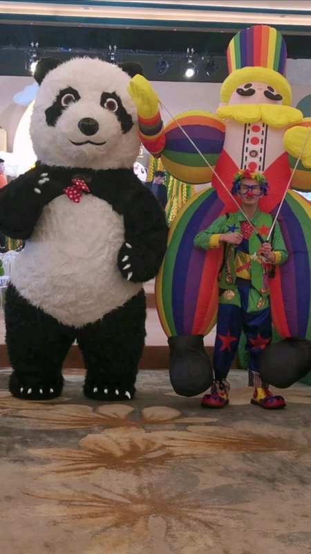 萌萌的大熊猫和可爱的气模小丑-度小视