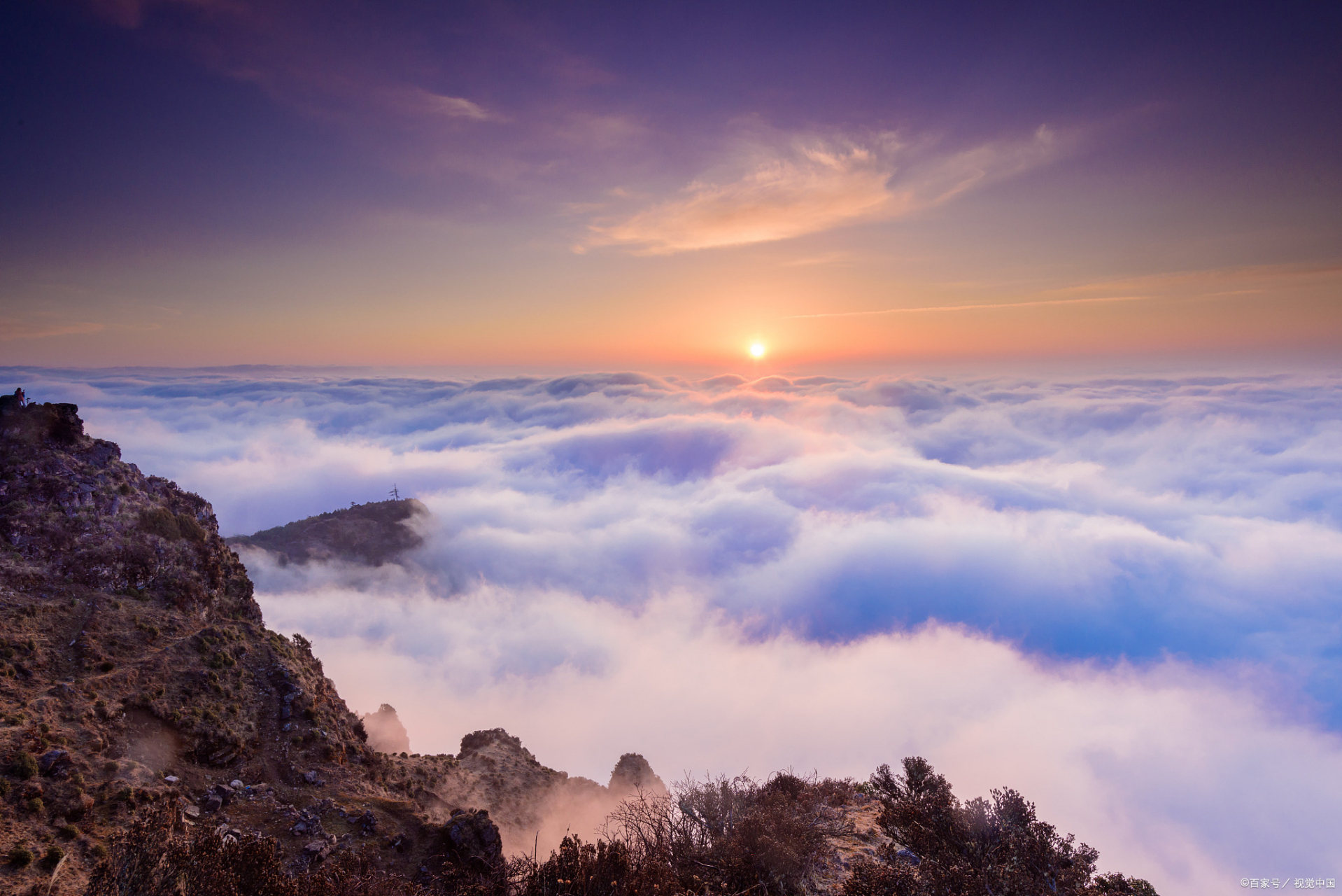 【泰山看日出】是什么样的感觉?黎明时分,站在岱顶举目远眺东方,一线