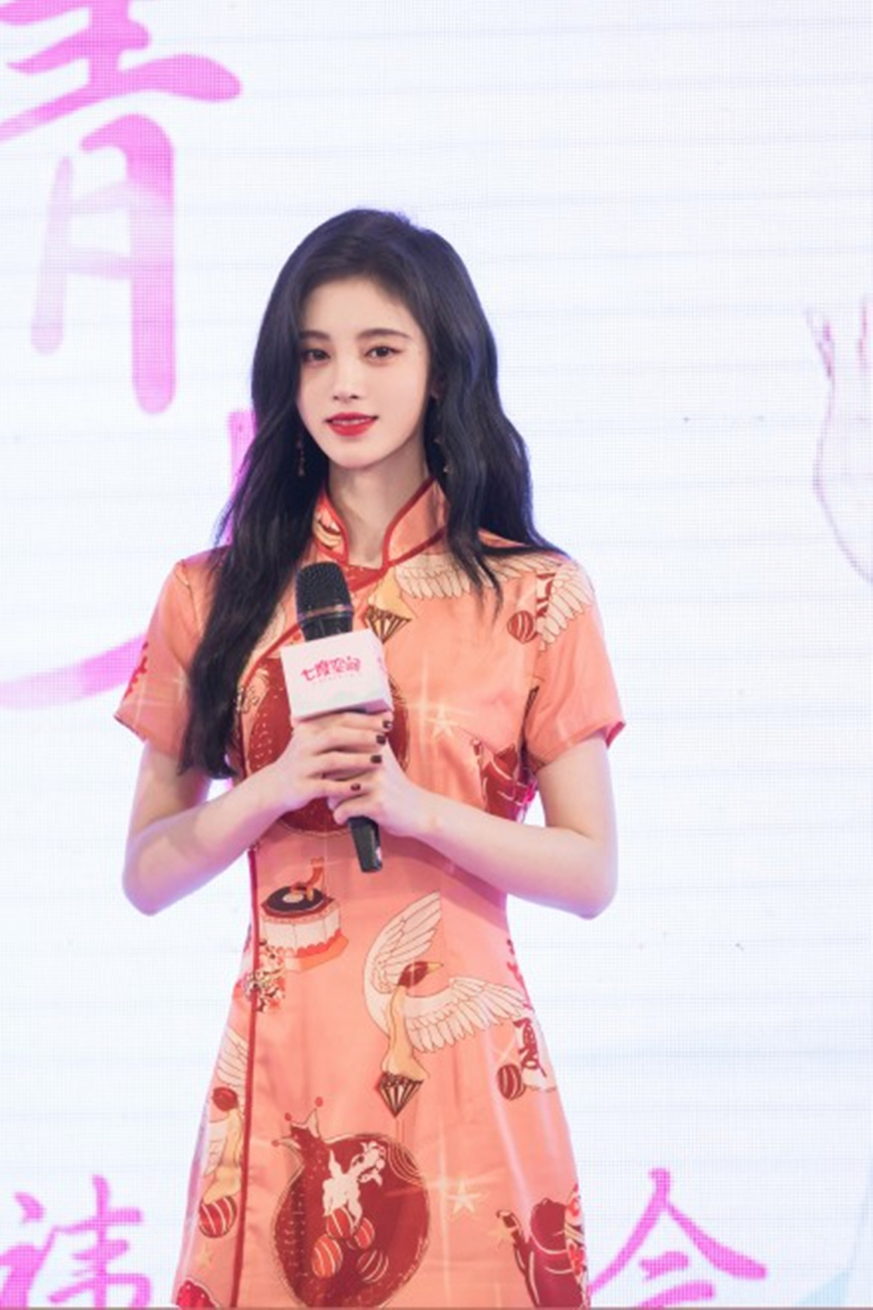 鞠婧祎身穿粉色旗袍亮相,尽显好身材,皮肤白到发光!