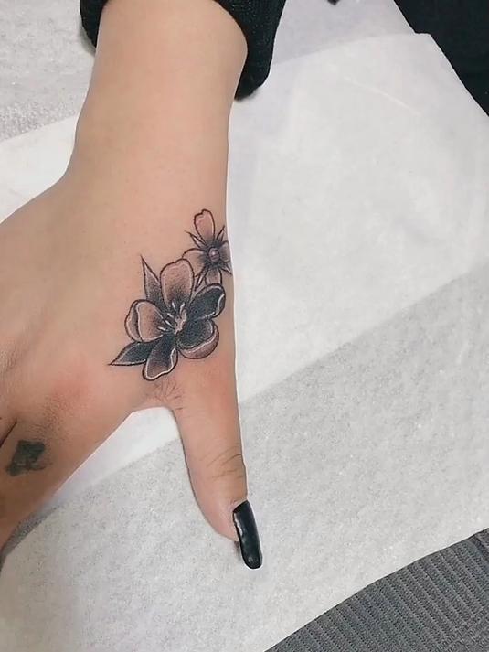 美女手上素花纹身,十分明显的位置,以后工作都不好找