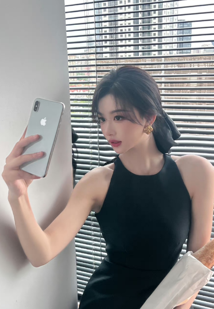 孔雪儿晒生活照依然美得像洋娃娃,她拍戏这么久丝毫没有疲惫感,皮肤