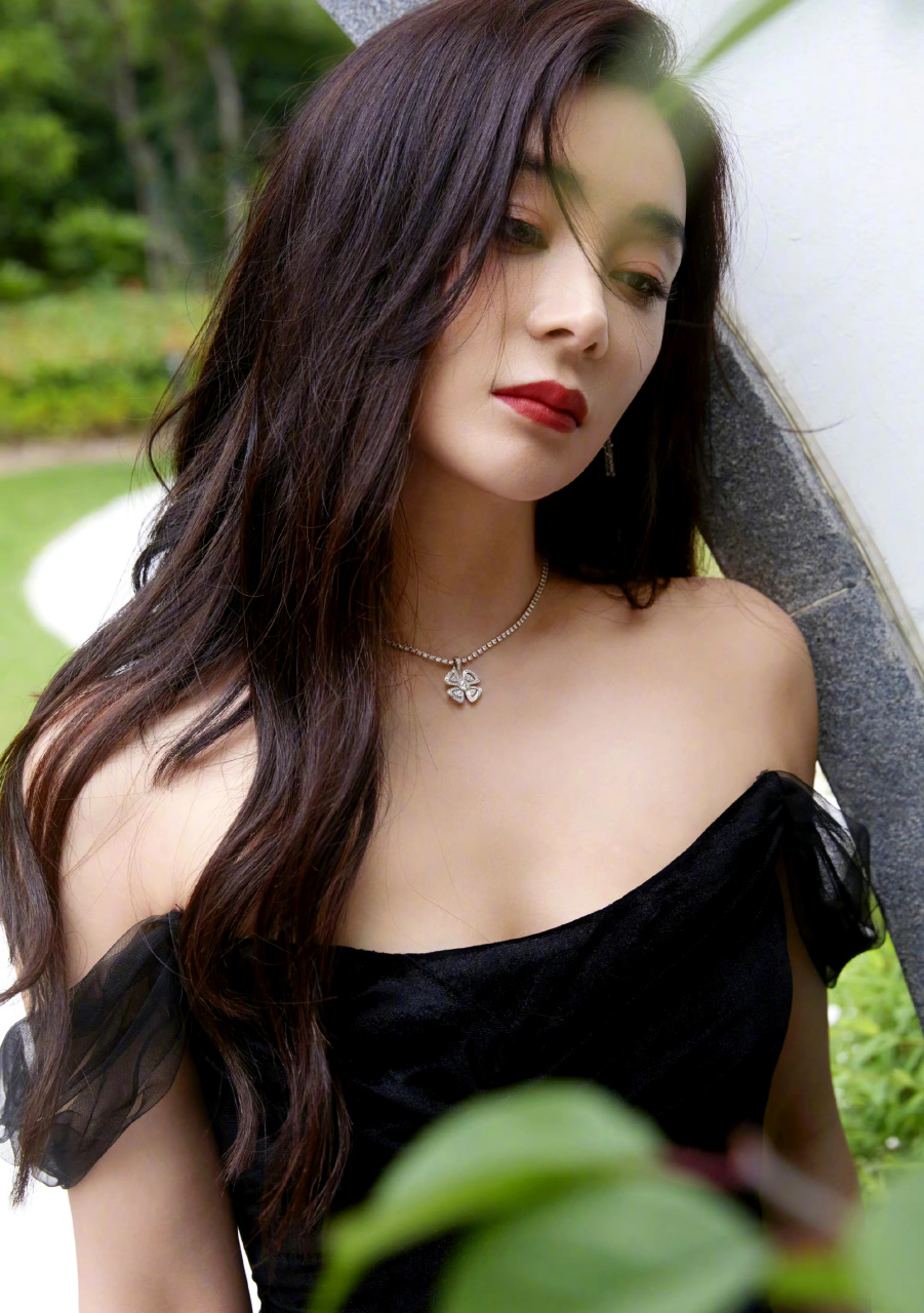 袁姗姗一字肩高开叉礼服,好性感啊