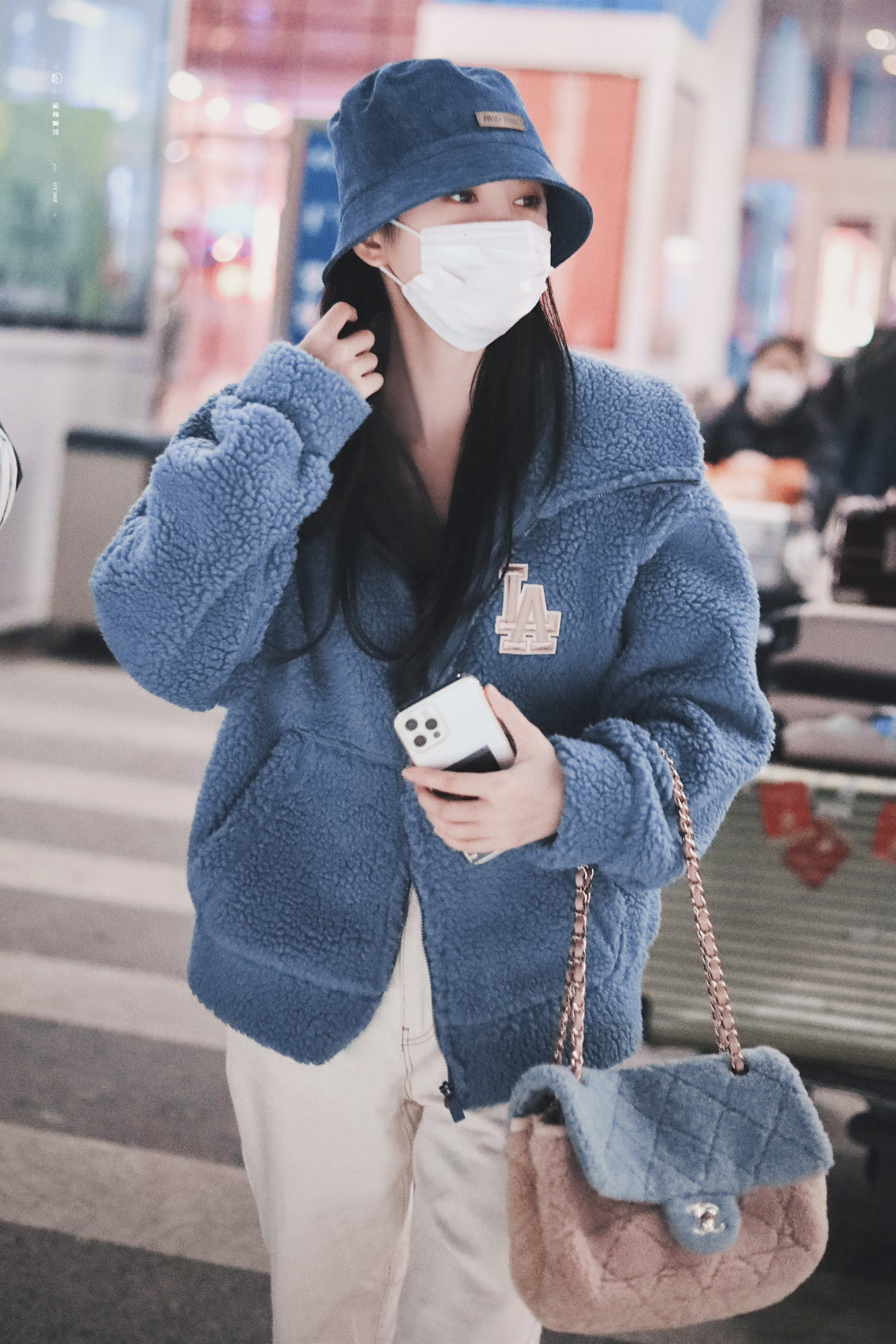 鞠婧祎机场街拍分享,整体是奶呼呼的蓝白色调,是冬日里温柔女友