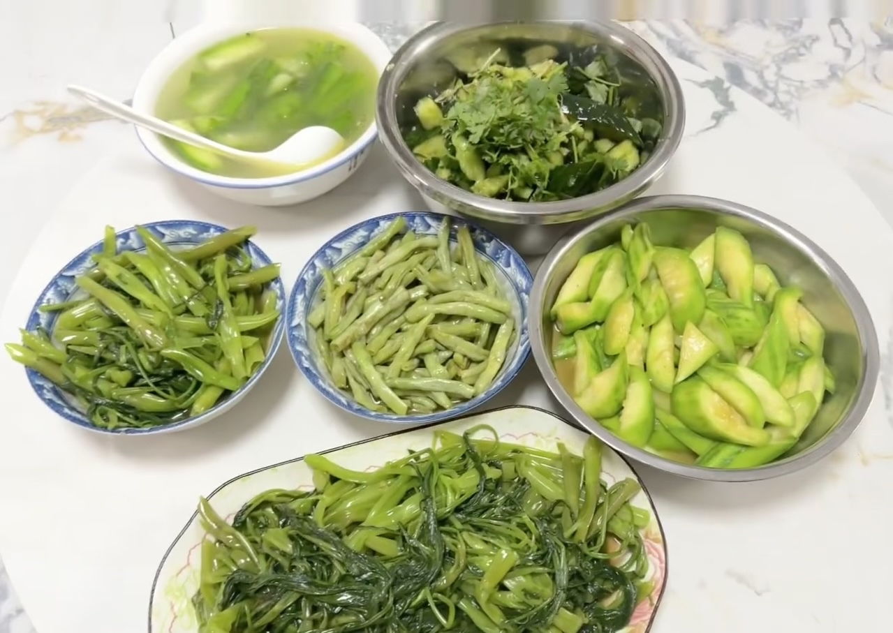 一桌子菜都是绿色的