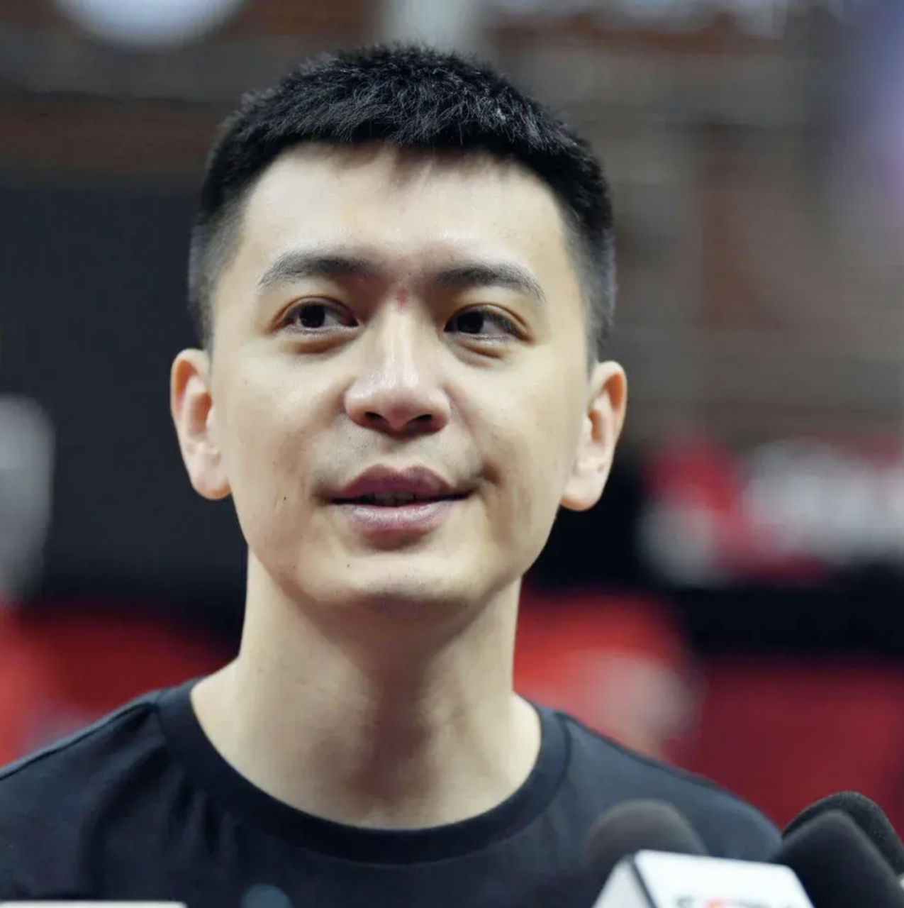 杨鸣被曝出轨后,未公开回应,网络上出现大量证据,微博和抖音认证被