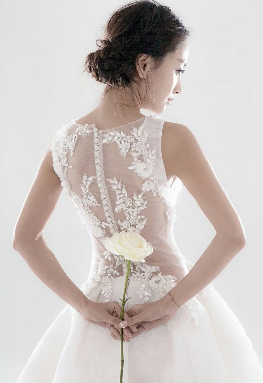 杨蓉# 肤白貌美的容颜,窈窕曼妙的身材,丰满傲人的事业线,前凸后翘