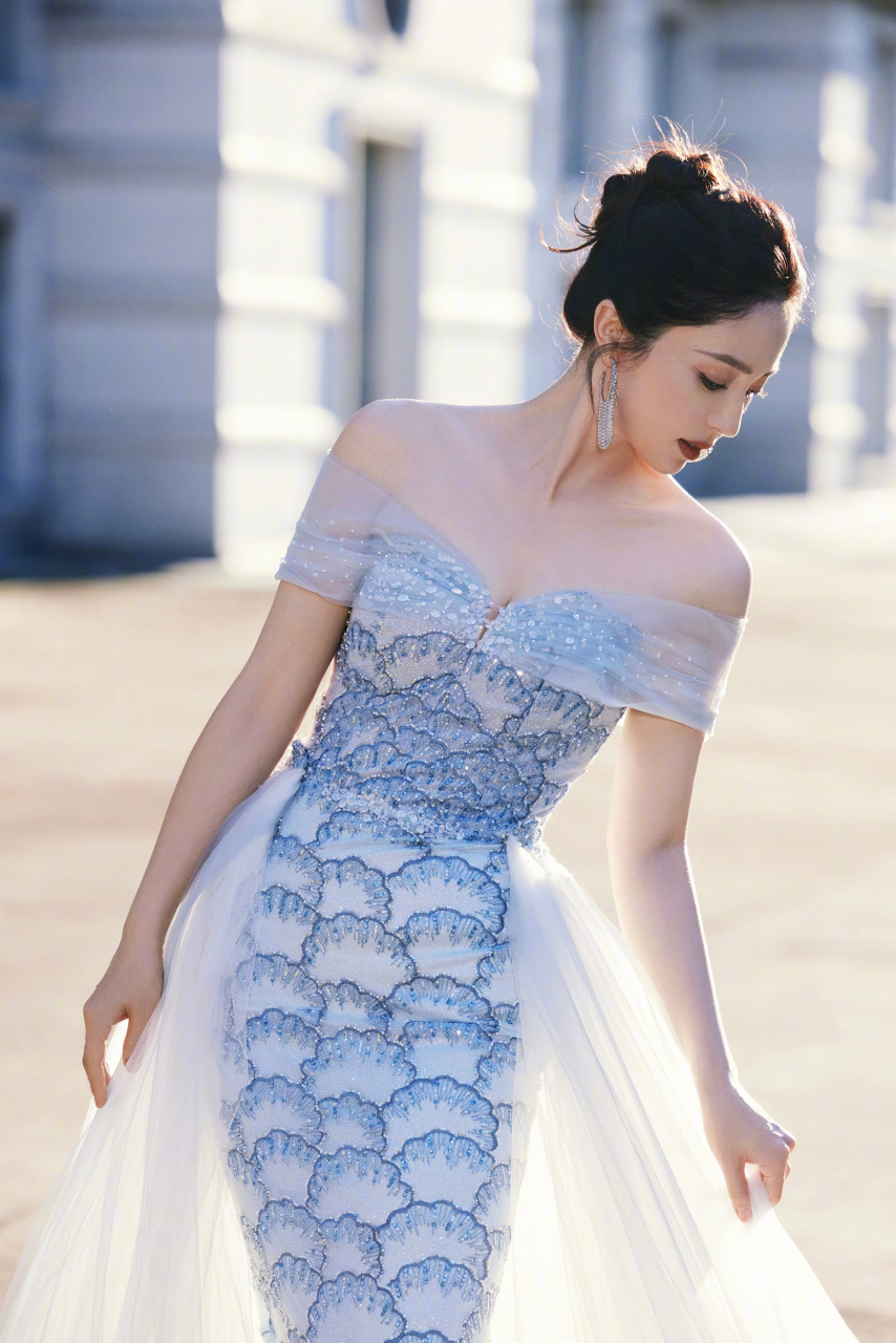 董璇蓝色一袭抹胸低胸裙优雅知性,风姿绰约,貌美撩人,高开叉长裙露出