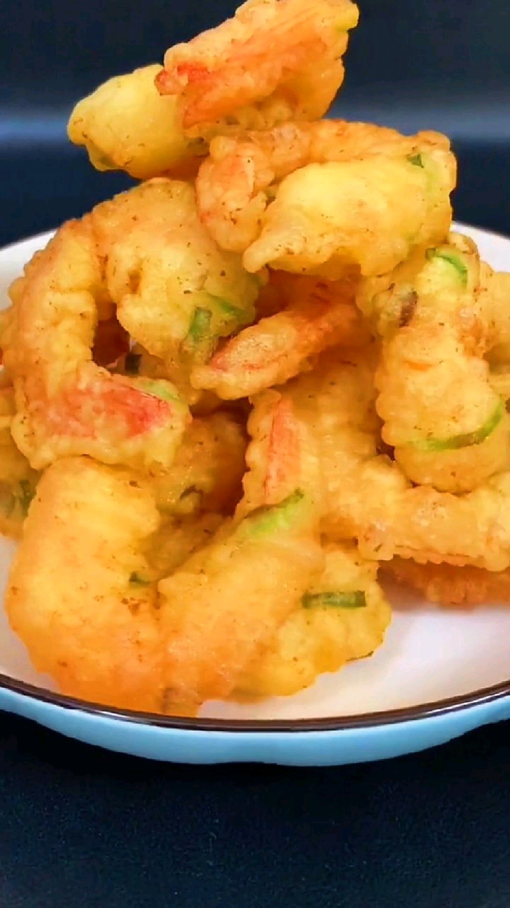 青虾你不要总煮着吃了,干炸虾仁也是不错的美食,口感酥脆,特别香哦-度
