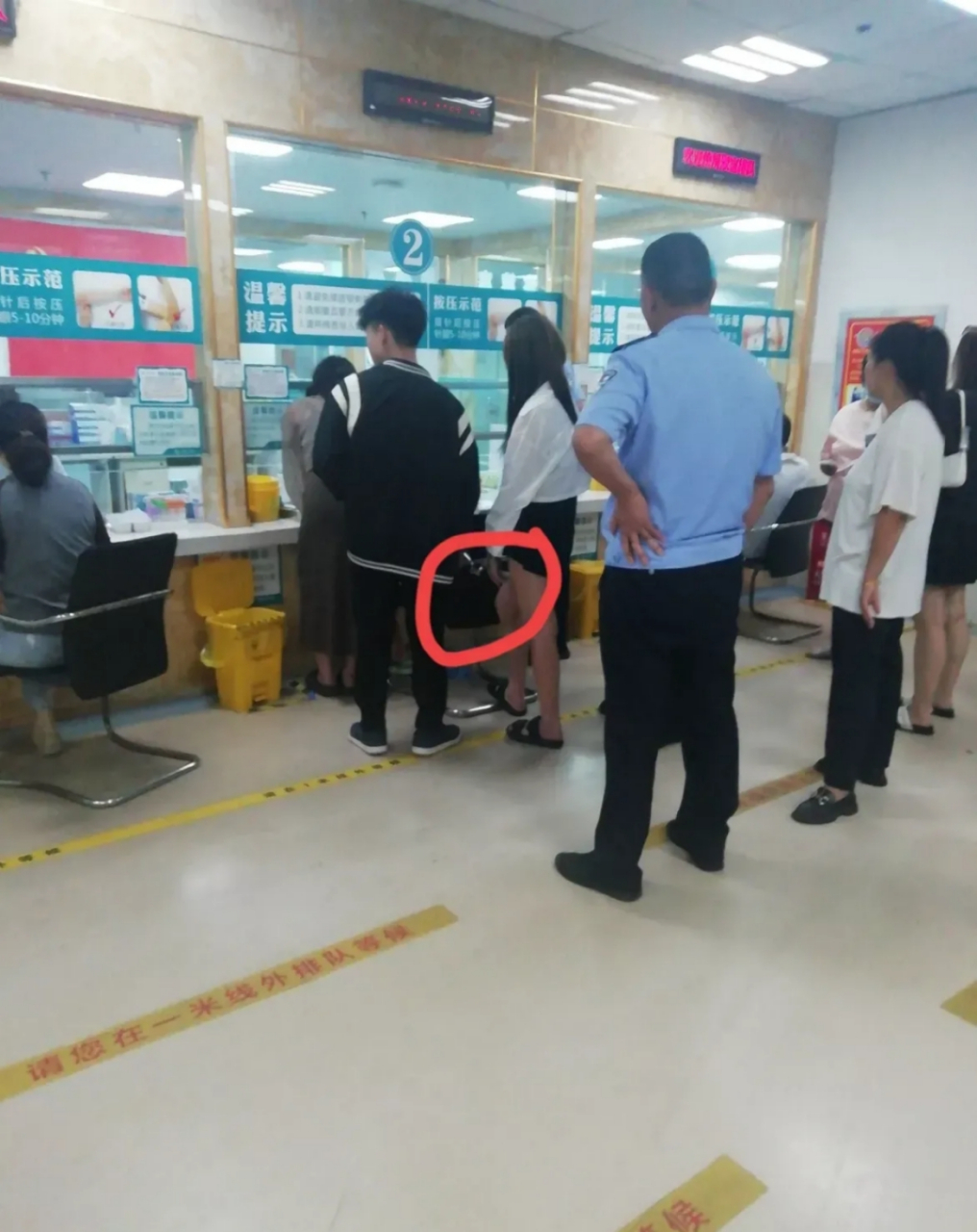 戴手铐的验血者 昨天去医院查血糖,看到一奇怪现象,警察押着(2组)3女