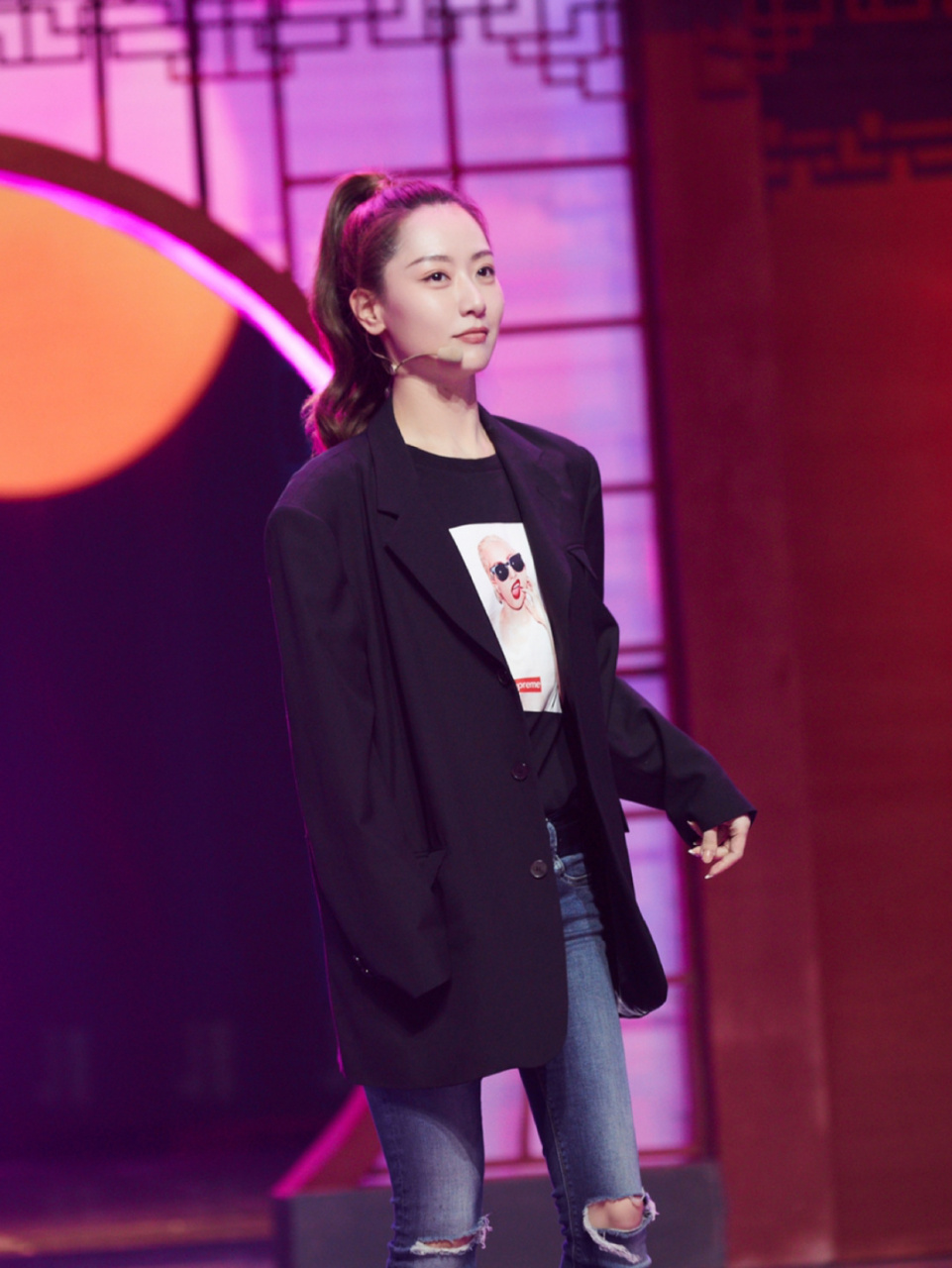 白冰的打扮太值得借鉴了 黑色印花t恤搭配牛仔裤,舒适随性又自然,外面