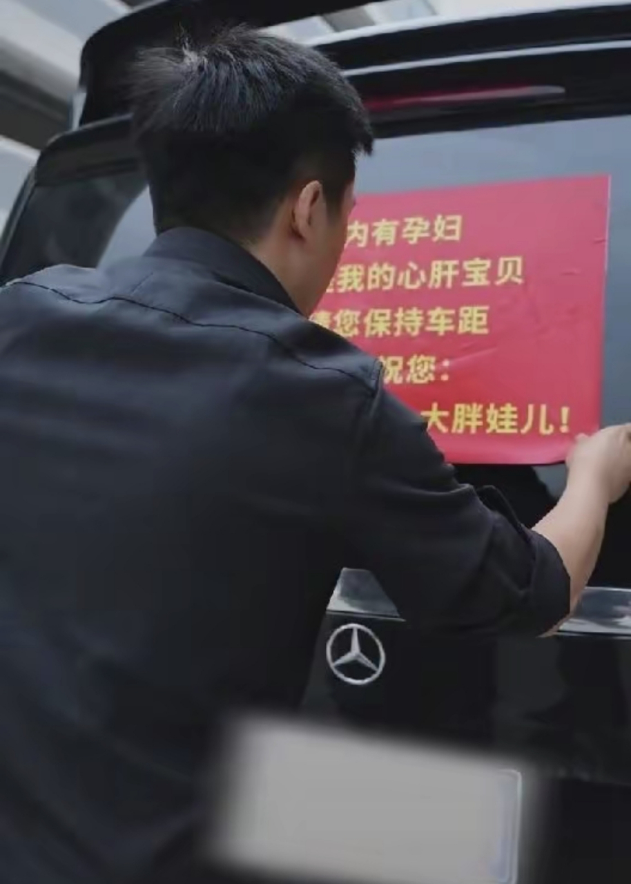 身高0.8米李喜梅怀孕11周,帅气男友贴心呵护,两人感情遭质疑