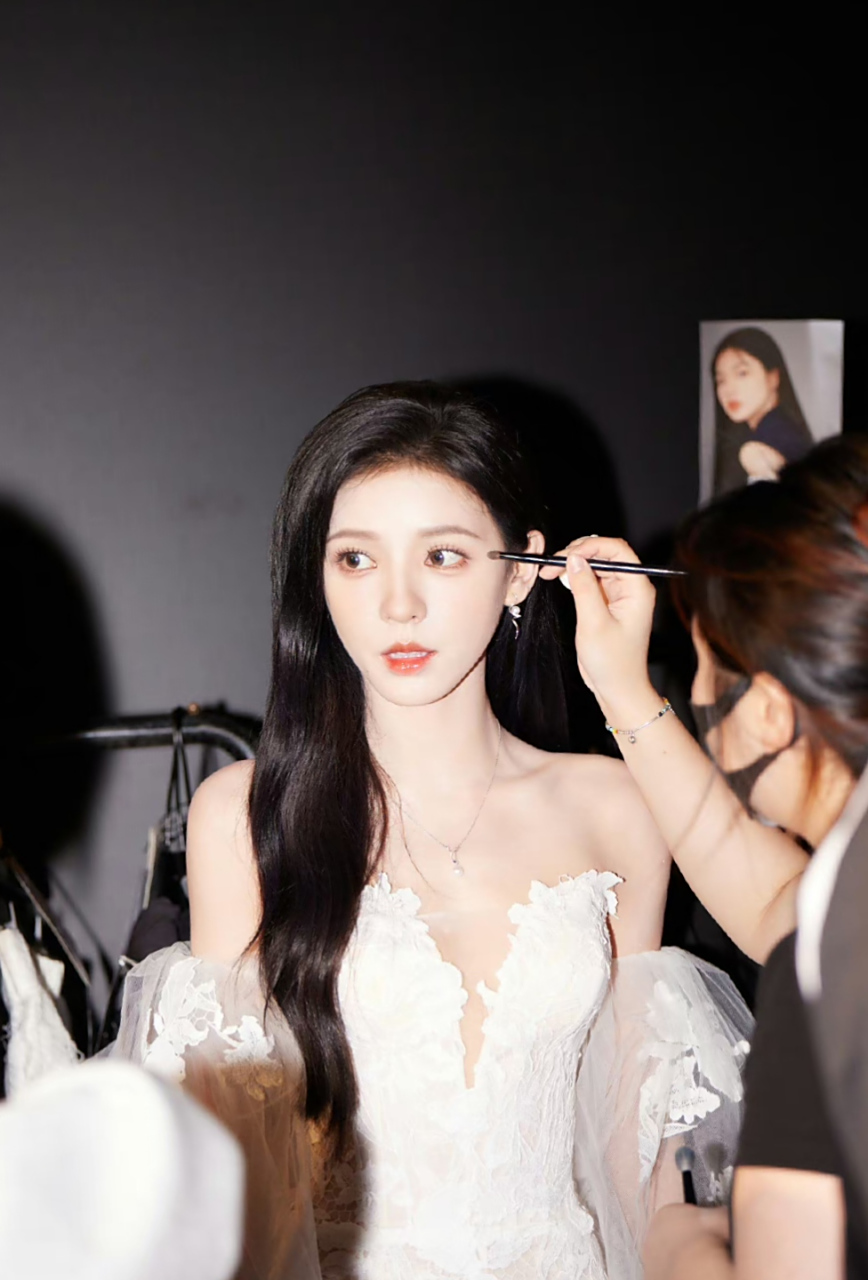 穿白色礼服的张予曦像仙女下凡,好神奇啊!#张予曦