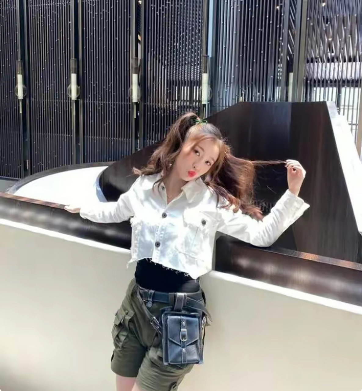 气鼓鼓的牛仔短裤,这样的牛仔短裤让虞书欣看起来格外的呆萌可爱,上身