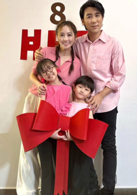 谭俊彦43岁生日在家与老婆孩子度过,晒温馨全家福